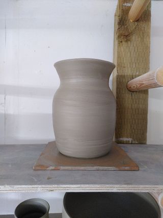 A bubbly vase with a flare collar on its bat after throwing