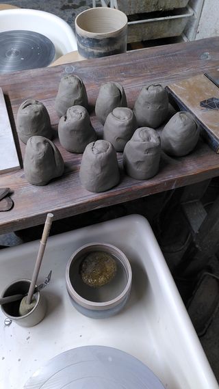10 clay balls ready for throwing